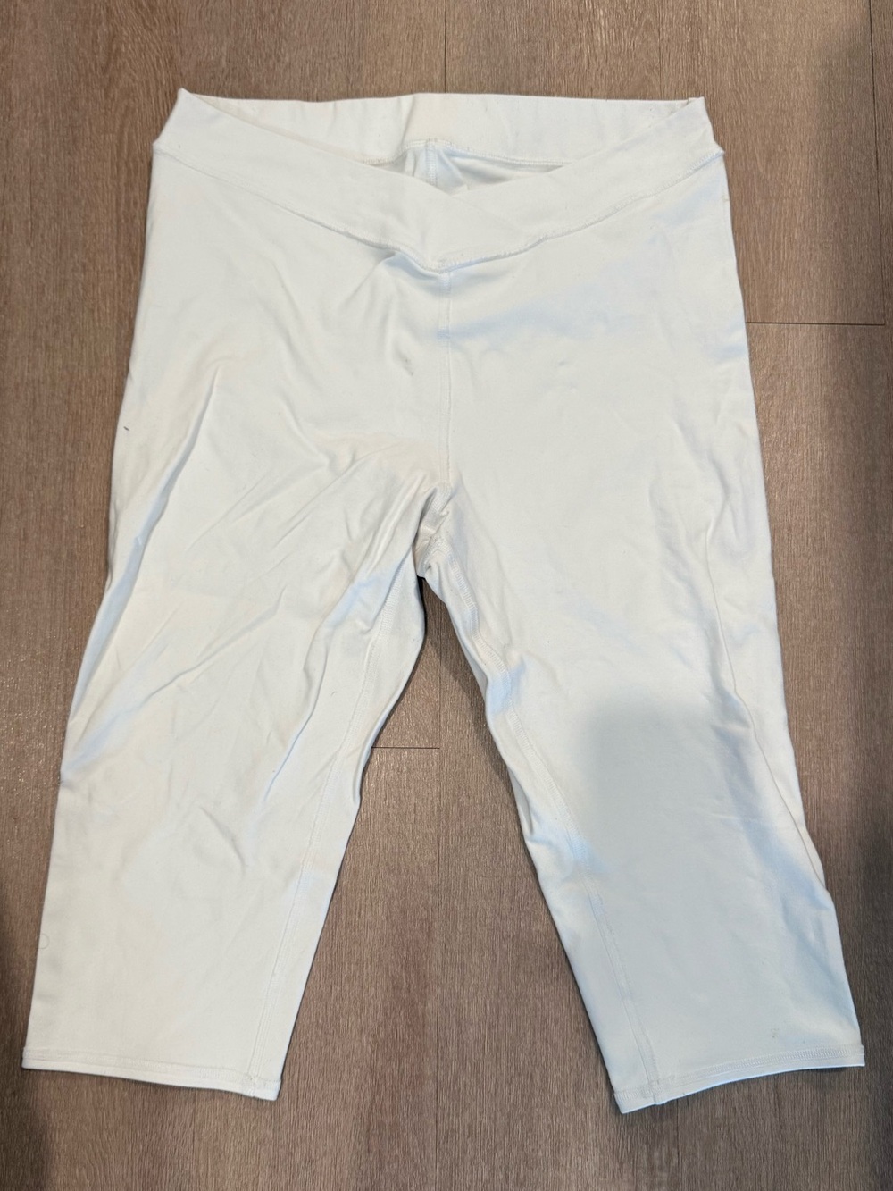 ALO Yoga White Capri Leggings